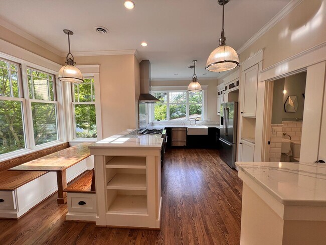 Building Photo - Gorgeous, Executive Living in Beautiful Ma...