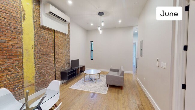 Building Photo - ROOM ONLY in 6-bed/6.5-bath Home