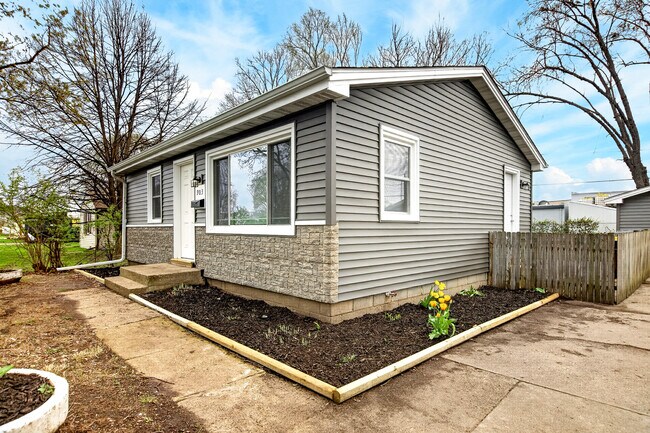 Foto del edificio - 903 Merrill Ave