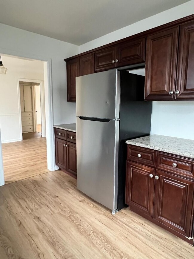 Building Photo - Spacious and updated single-family home!