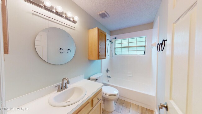 Foto del edificio - 11201 Wandering Oaks Dr