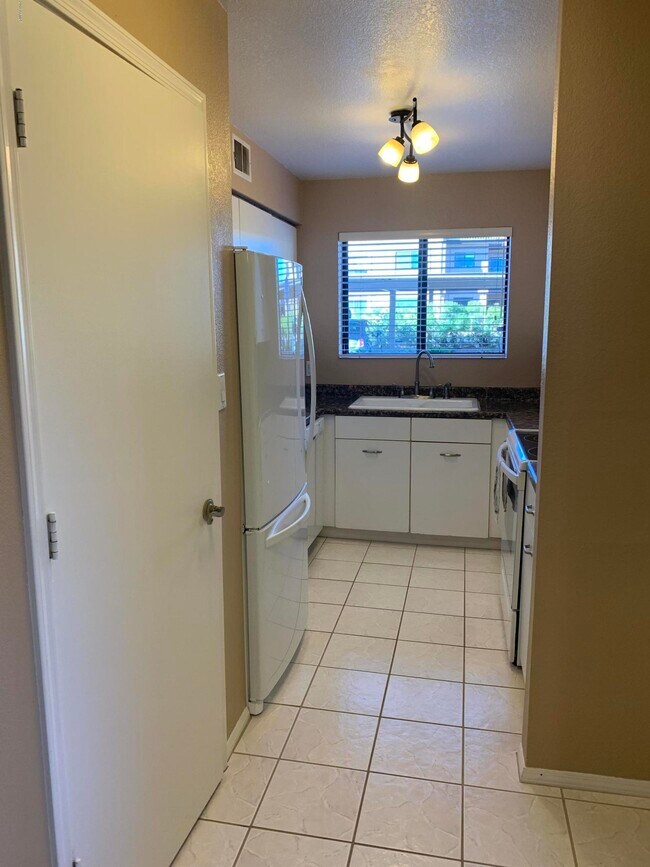 Building Photo - 16540 E Gunsight Dr