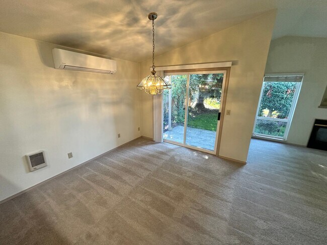 Building Photo - r286