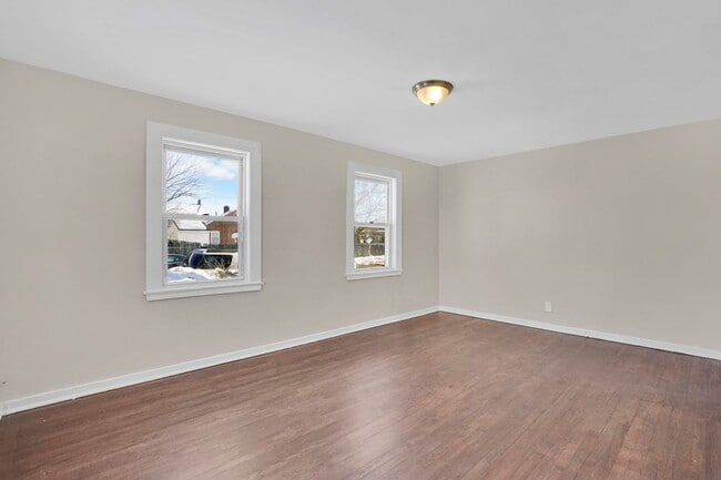 Building Photo - 6-12 Putnam Circle