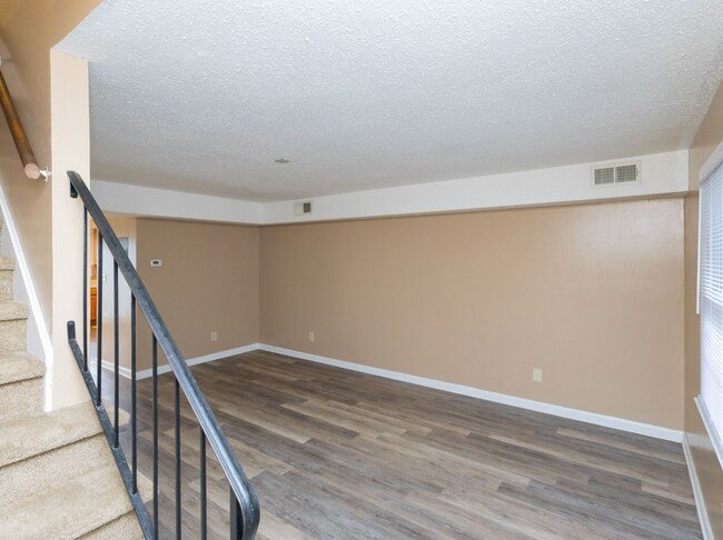 Building Photo - 2-Bedroom Townhome-Style Condo Near Wester...