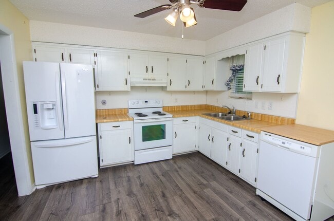 Building Photo - Adorable home convenient to it all