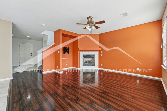 Foto del edificio - Spacious Home with Central AC and Fenced Yard
