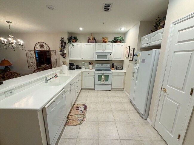 Building Photo - Fully Furnished 3/2 Condo In Canopy Walk with great amenities!