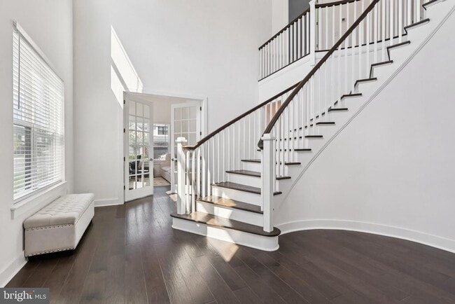 Building Photo - 2 Dogleg Ln