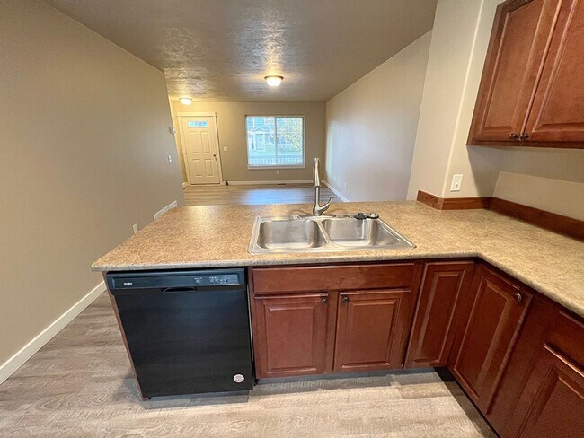 Foto del edificio - Three Bedroom in Four Corners, Water Included