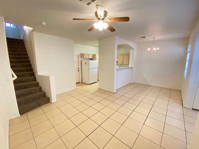 Foto del edificio - Charming 2 Bed/3Bath/2 Car Garage, Townhom...