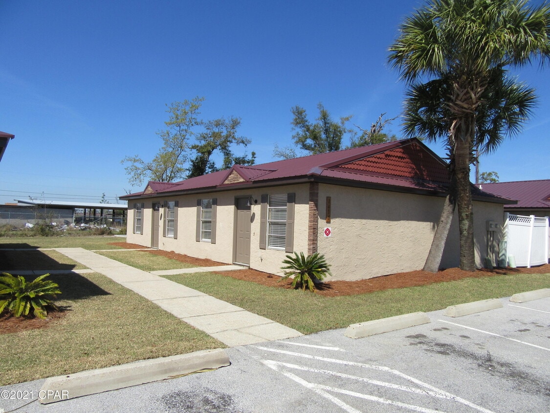 1418 New York Ave, Lynn Haven, FL 32444 Townhouse for Rent in Lynn