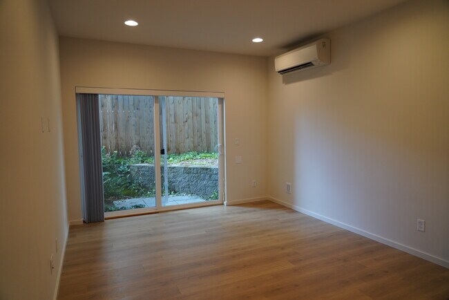 Sala de estar: Aire acondicionado y patio trasero. - 3631 1st Ave NW