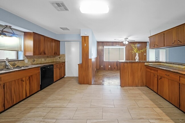 Building Photo - 4002 Martinshire Dr