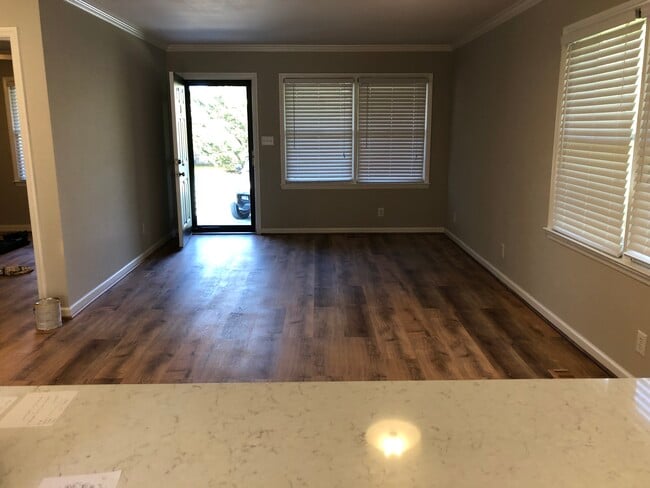 Foto del edificio - 901 N Greensboro St