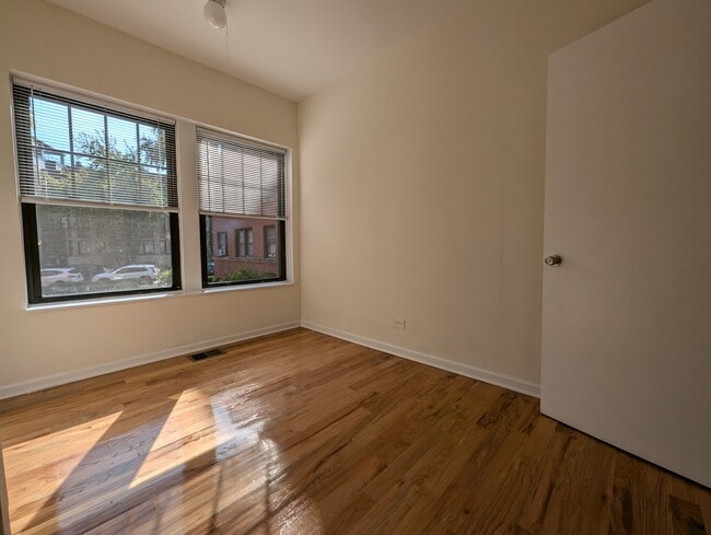 Building Photo - 658 W Cornelia Ave