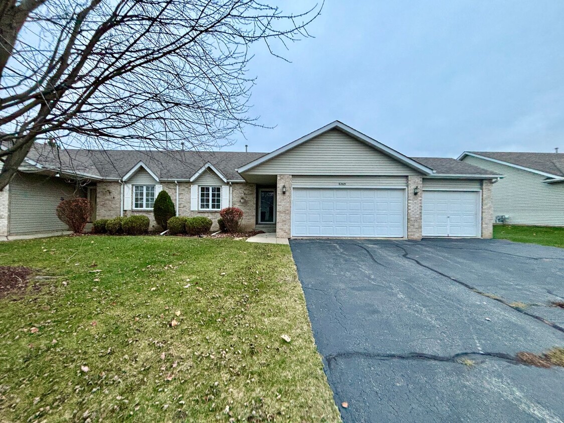 Primary Photo - 2 bedroom, to bath 3 car garage