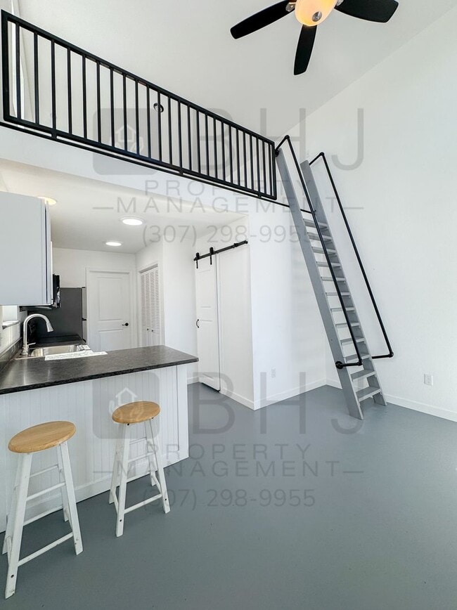 Building Photo - 520 Canby St
