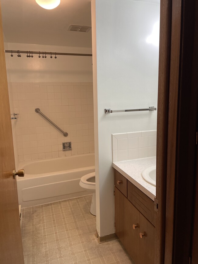 1 baño completo - 117 3rd St