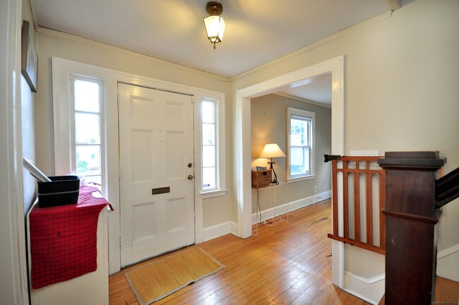 Building Photo - 36 Meadowbrook Rd