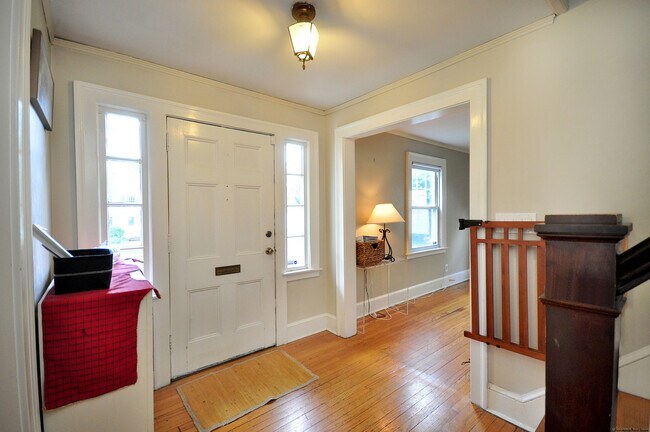 Foto del edificio - 36 Meadowbrook Rd