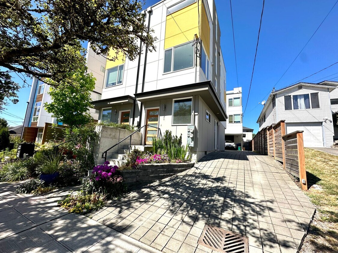 Primary Photo - Modern Townhouse w/Rooftop Deck