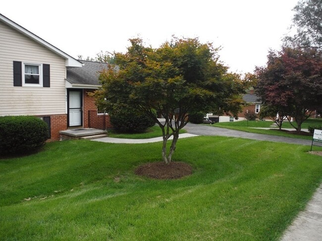 Building Photo - Blacksburg, 3 BR / 2 BA, Available Feb 1st