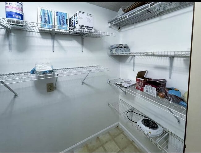 Building Photo - 810 Highland Dr