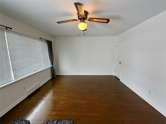 Foto del edificio - 317 Thomas Ave