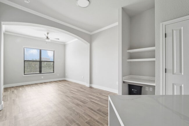 Building Photo - No Deposit! Modern 1/1 in Downtown!