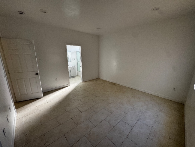 Foto del edificio - 1239 N Roxbury Dr