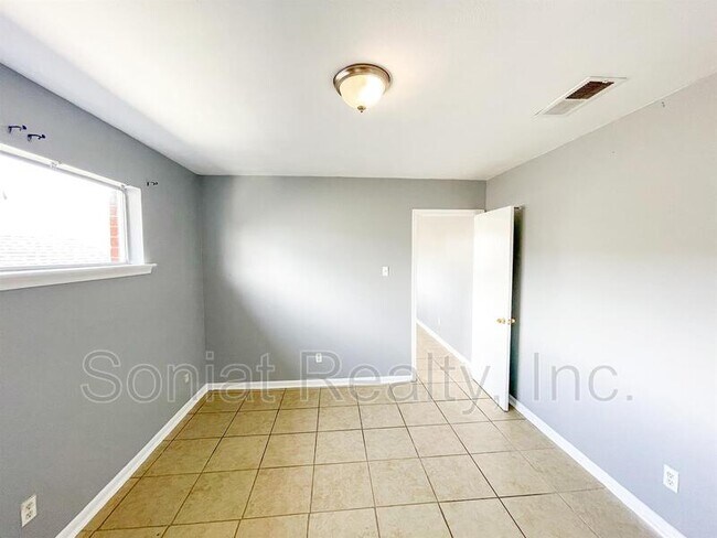 Building Photo - 423 S Murat St