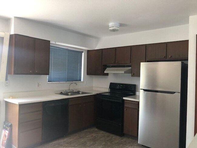 Building Photo - Roomy 3 bed/2 bath house with yard