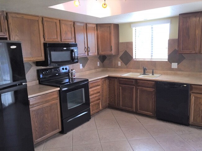 Building Photo - Centrally Located Home with Newer Energy E...
