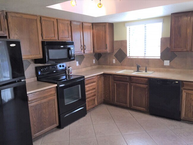 Foto del edificio - Centrally Located Home with Newer Energy E...