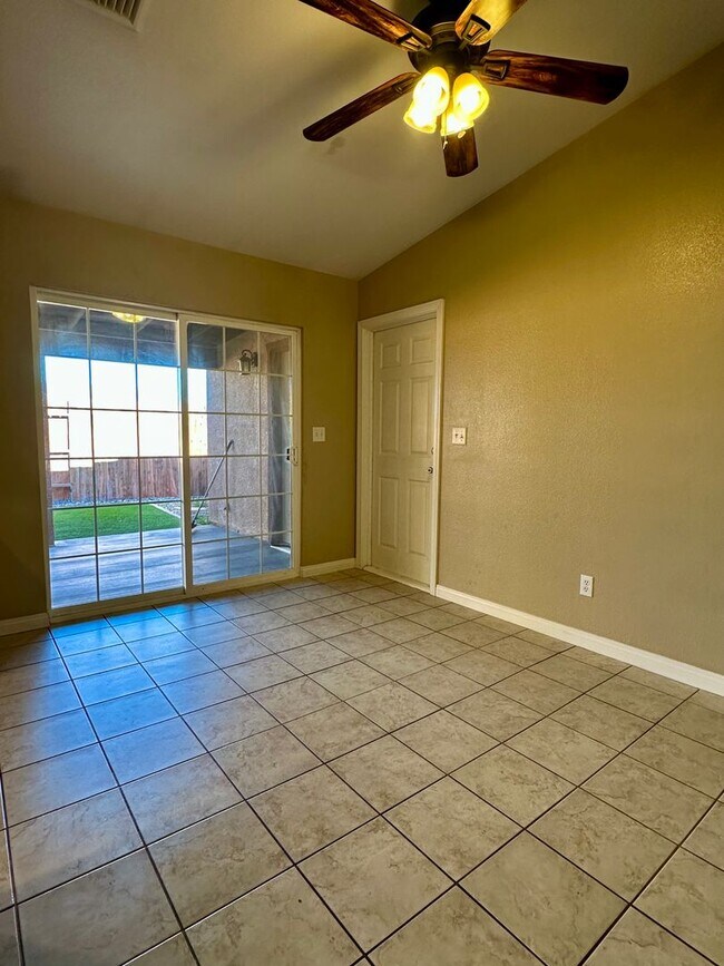 Foto del edificio - AVAILABLE NOW!!