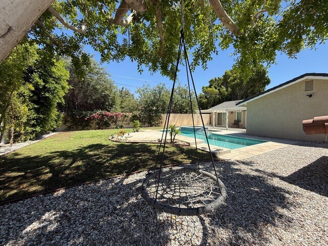Building Photo - Gorgeous 3 bedrooms, 2.5 baths home