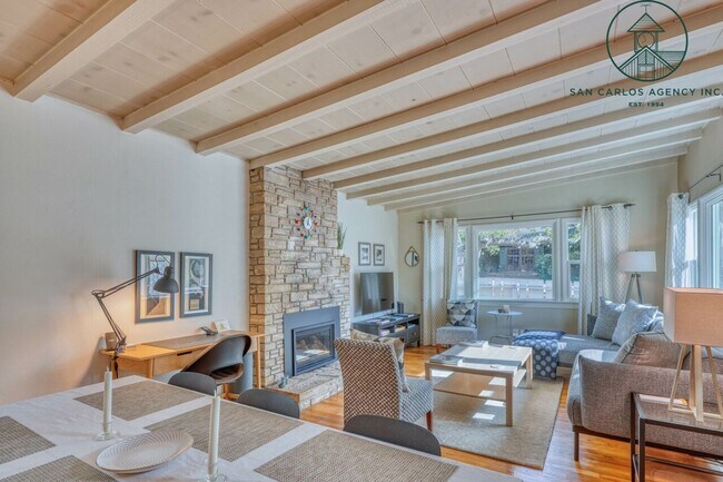 Foto del edificio - Charming Furnished Two Bedroom Cottage in Carmel-by-the-Sea