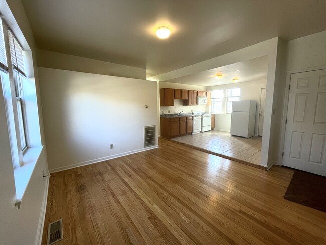 Living room - 1603 Davis Ave
