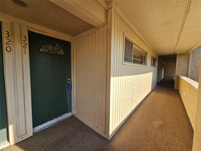 Foto del edificio - 12600 Melville Dr