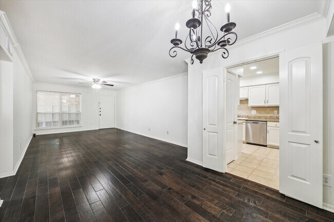 Building Photo - 353 N Post Oak Ln