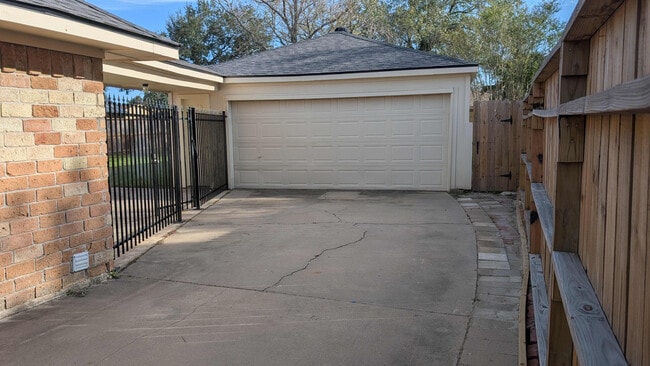 Building Photo - 21355 Park Tree Ln