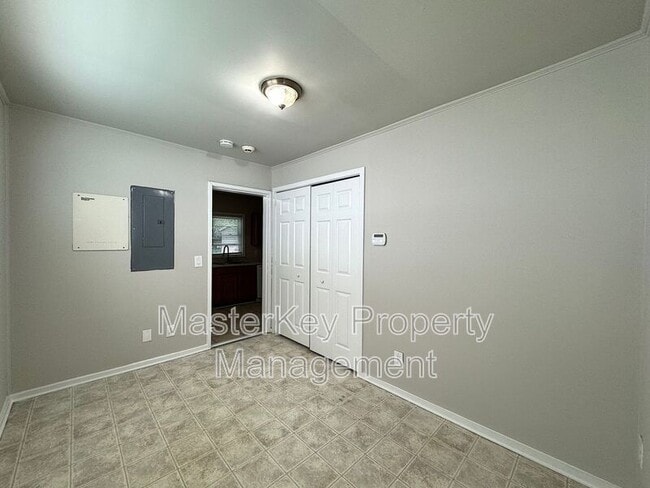 Building Photo - 1709 Oakwood Ave