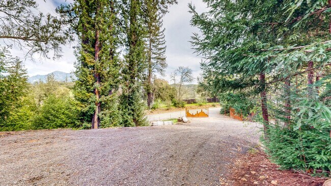 Foto del edificio - Gated 2 bedroom 1 bath at Pochini Family Farm!