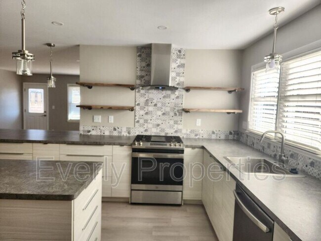 Foto del edificio - 5550 N Iroquois Ave