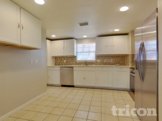 Building Photo - 2432 Breakwater Cir