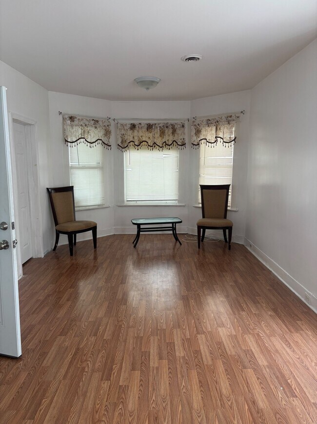 Foto del edificio - 836 Maplewood Ave