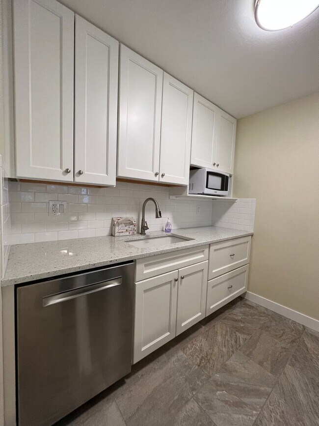 Building Photo - Charming 2 bed 1 bath Upper Level Condo in...