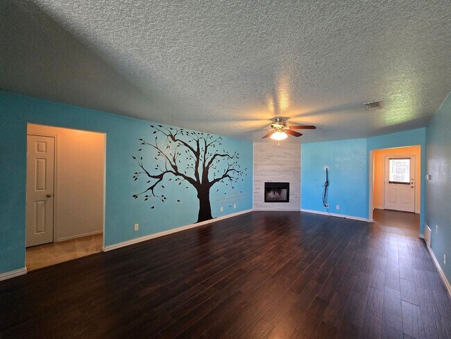 Building Photo - RENT SPECIAL & PRICE DROP - AVAILABLE NOW!