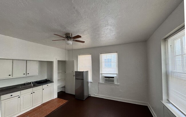 Building Photo - 523 24th St